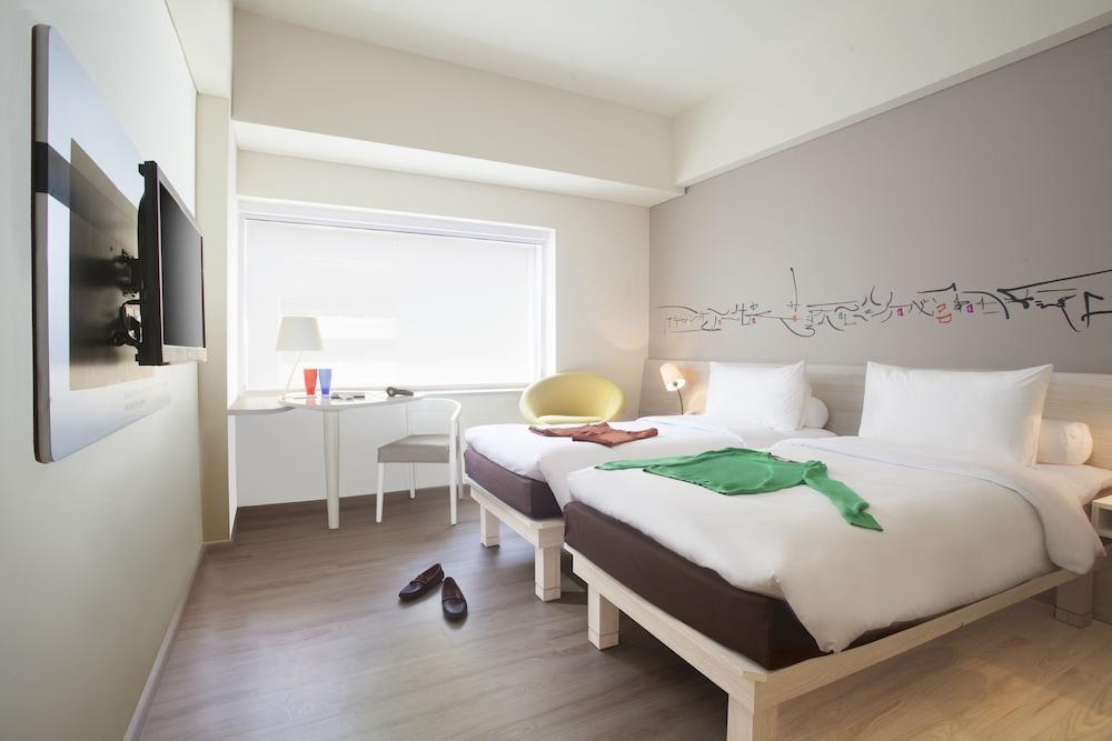 Ibis Styles Jakarta Gajah Mada Exterior photo