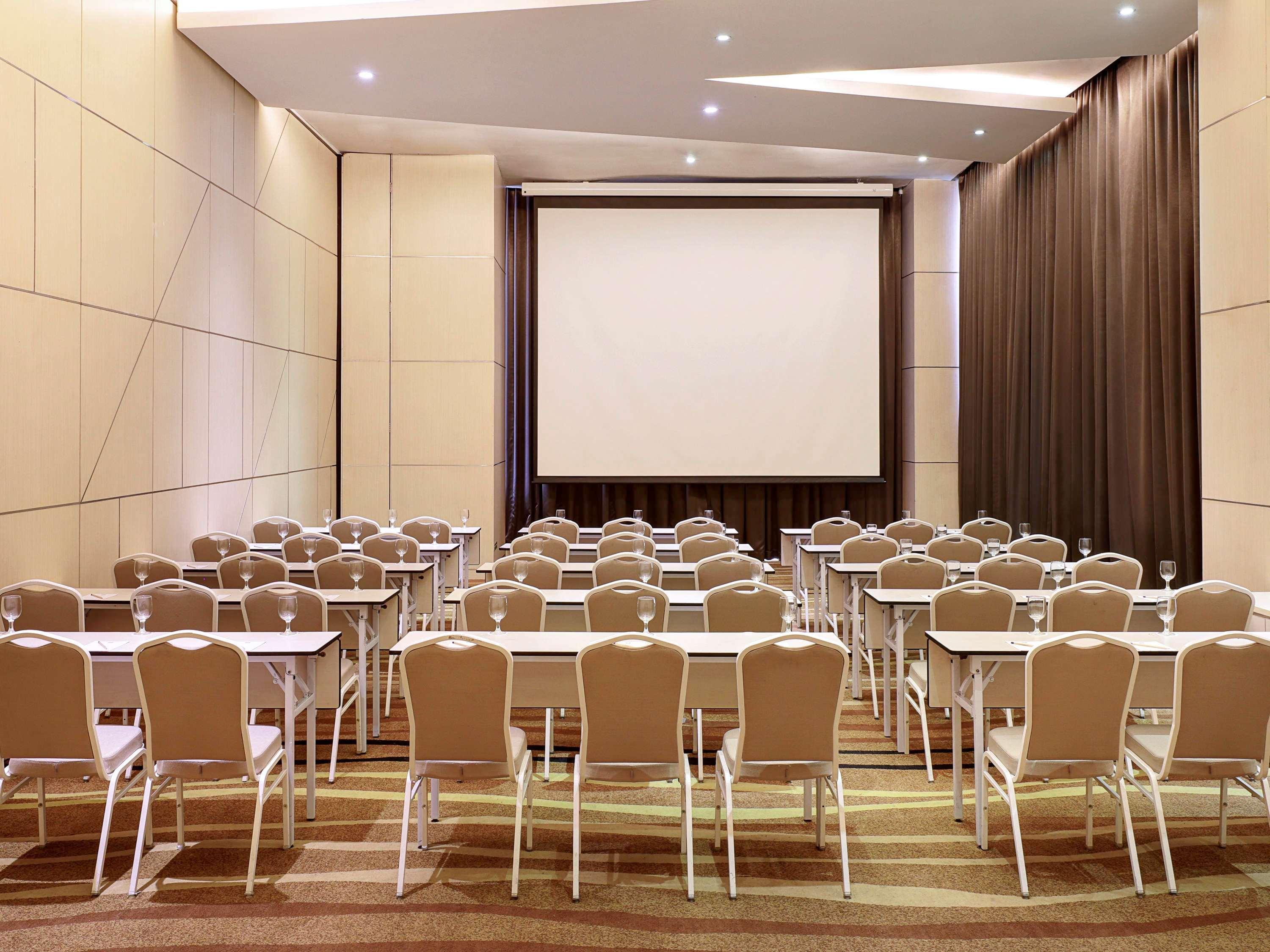 Ibis Styles Jakarta Gajah Mada Exterior photo