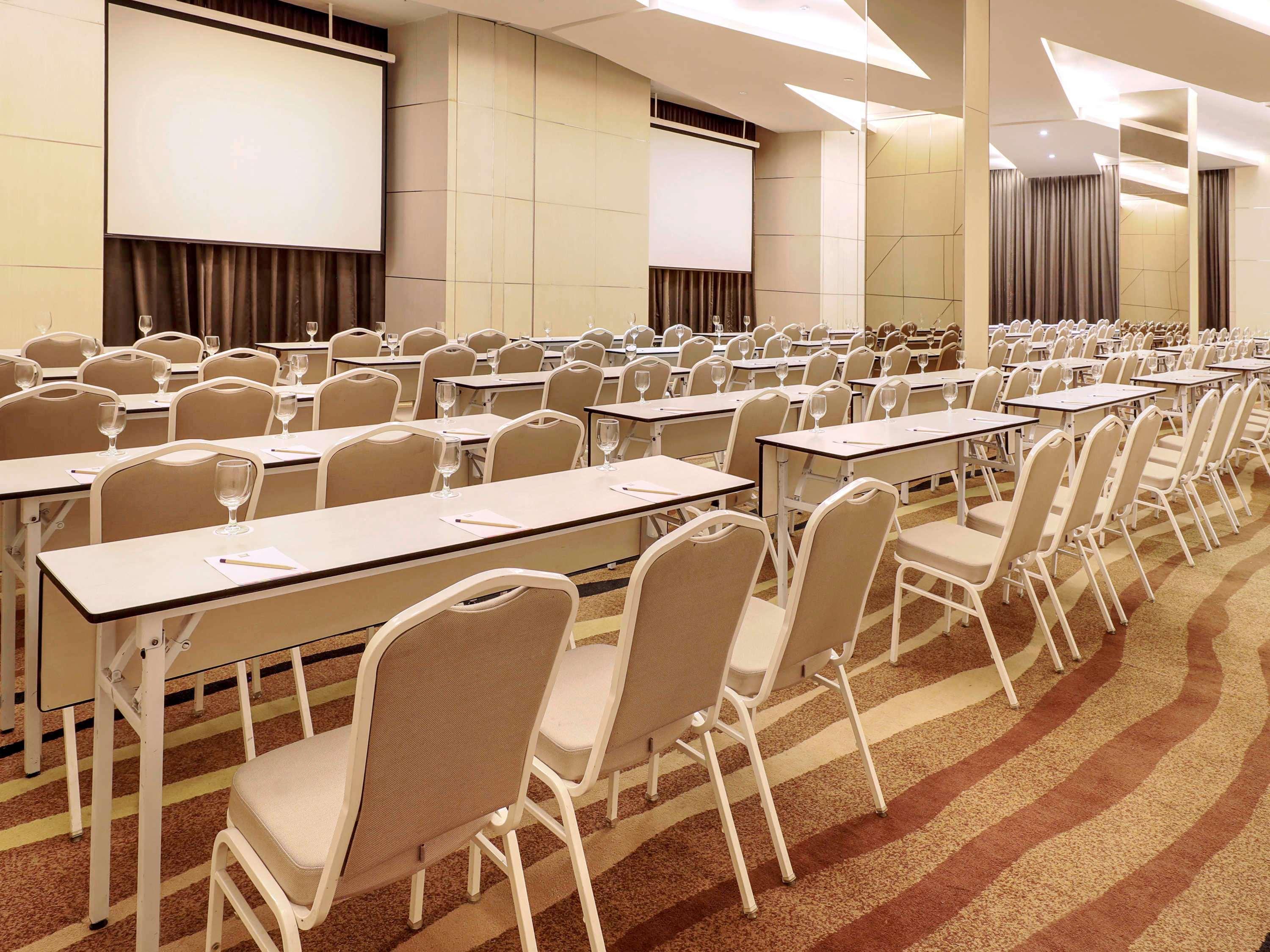 Ibis Styles Jakarta Gajah Mada Exterior photo