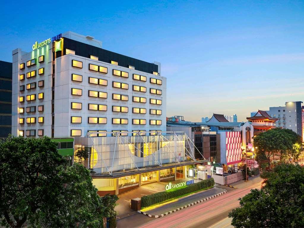 Ibis Styles Jakarta Gajah Mada Exterior photo